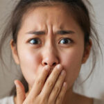 Запутанные волосы на фоне светлых стен в домашней обстановке.