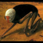 Существо с белой головой и длинными конечностями ползёт по земляной поверхности.