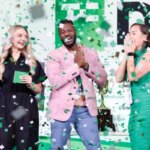 Конфетти на сцене TechCrunch Disrupt, люди в восторге, вручение награды.