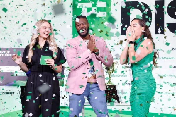 Конфетти на сцене TechCrunch Disrupt, люди в восторге, вручение награды.