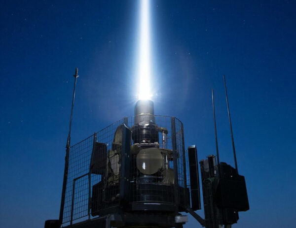 Лазерная установка излучает мощный луч в ночное небо.