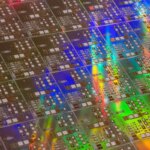 Цветной узор на микросхеме: отражение света на кремниевой пластине.