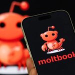 Moltbook: Социальная сеть для ИИ выглядит пугающе, но это не то, что вы думаете.