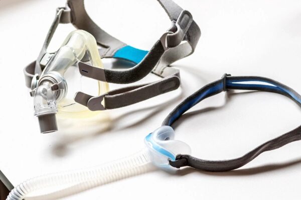 Две маски CPAP на белом фоне для терапии апноэ сна, медоборудование.