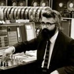 Человек играет в шахматы на фоне компьютера IBM, 1960-е годы.