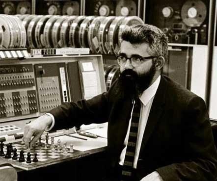Человек играет в шахматы на фоне компьютера IBM, 1960-е годы.