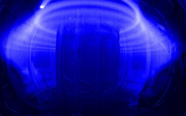 Сине-фиолетовое свечение внутри токамака, ядерный синтез, технология будущего.