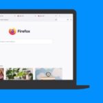 Интерфейс браузера Firefox на экране ноутбука с открытыми вкладками на синем фоне.
