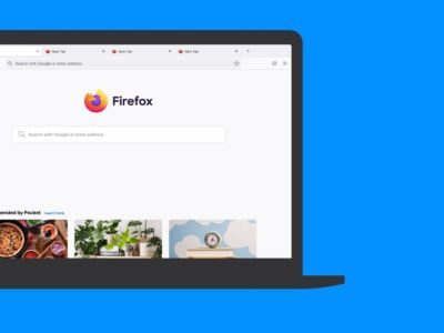 Интерфейс браузера Firefox на экране ноутбука с открытыми вкладками на синем фоне.