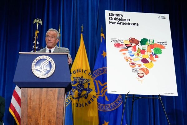 Презентация американских диетических рекомендаций на фоне государственных флагов.