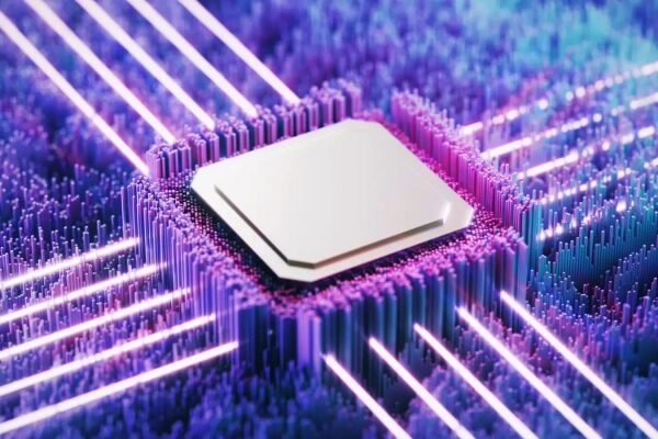 Быстрозаряжаемая квантовая батарея, встроенная в квантовый компьютер 2 Компьютерный процессор на фоне фиолетовых светящихся линий, технология и инновации.