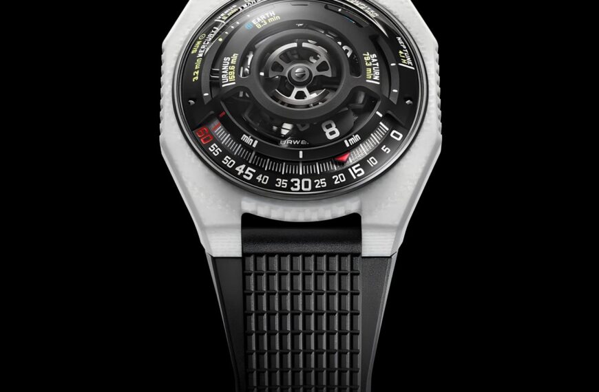 Футуристические наручные часы с необычным циферблатом и черным ремешком на черном фоне.