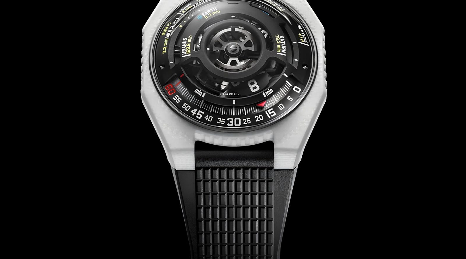 Футуристические наручные часы с необычным циферблатом и черным ремешком на черном фоне.