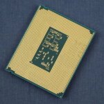 Процессор на фоне, микросхема, вид снизу, золотистые контакты.