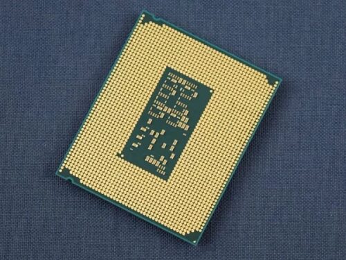 Core Ultra 5 250K впервые продемонстрировал возможности в Geekbench 4 Процессор на фоне, микросхема, вид снизу, золотистые контакты.