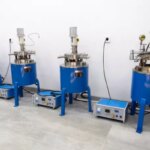 Лабораторные реакторы синего цвета в ряд для научных исследований.