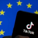Телефон с логотипом TikTok на фоне флага ЕС.