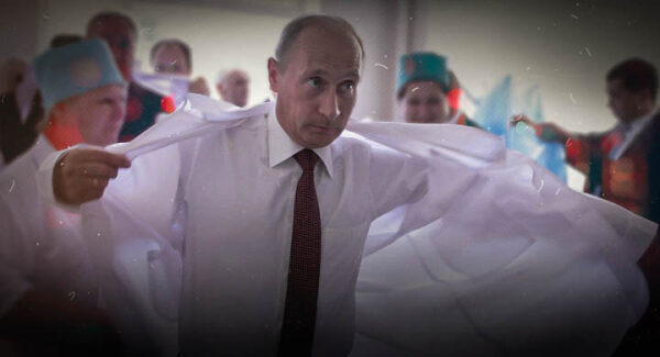 Человек в белой рубашке и галстуке, обстановка с врачами в медицинских халатах.