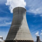 Охлаждающие башни АЭС на фоне голубого неба.