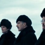 Люди в меховых шапках на фоне облачного неба, смотрят вдаль.