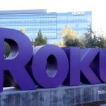 Здание компании с крупным логотипом Roku на переднем плане.