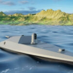 Беспилотный корабль в море, на фоне зеленых гор и облачного неба.