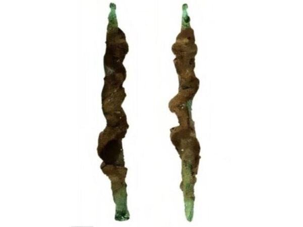 Два древних стеклянных изделия с витым узором.