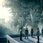 Люди на крыше смотрят на искривленный горизонт города.