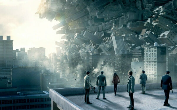 Люди на крыше смотрят на искривленный горизонт города.