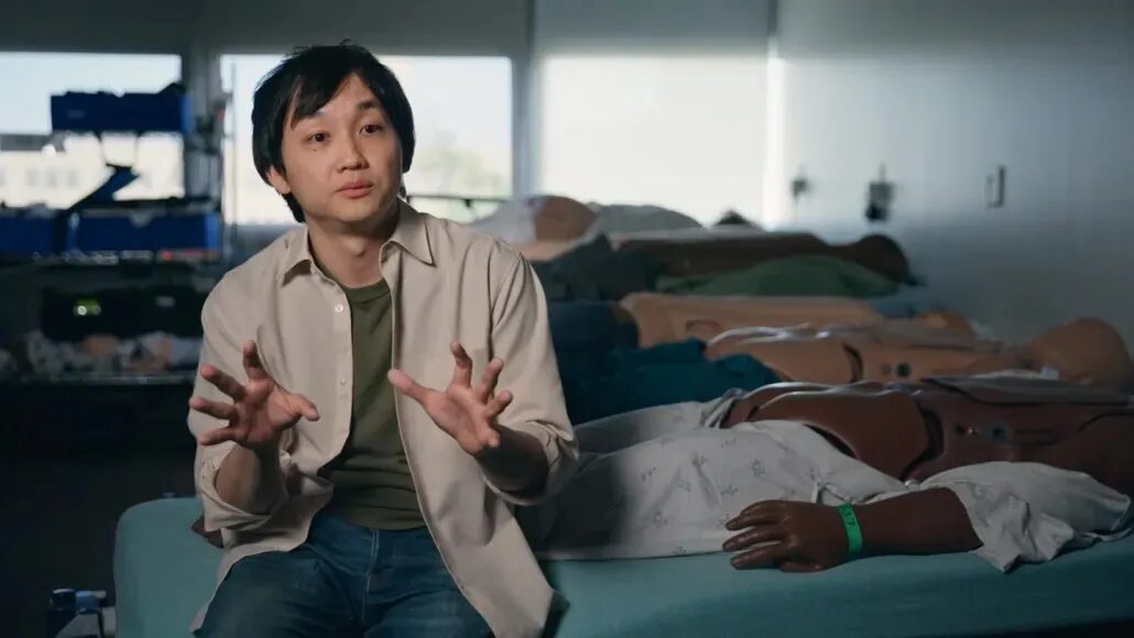 Дыхание задом может помочь людям, испытывающим трудности с получением достаточного количества кислорода 2 Человек объясняет рядом с медицинскими манекенами в комнате обучения.