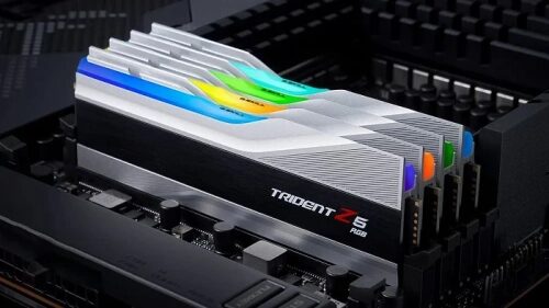 RGB-модули оперативной памяти Trident Z5 в материнской плате для геймеров и энтузиастов.