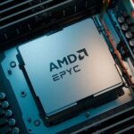 Процессор AMD EPYC установлен на материнскую плату, вид сверху.
