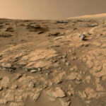 Пейзаж Марса: каменистая поверхность, оранжевые оттенки, пустыня, нерегулярные формы.