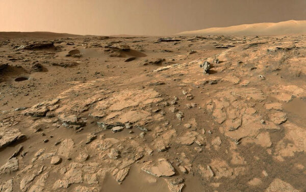 Пейзаж Марса: каменистая поверхность, оранжевые оттенки, пустыня, нерегулярные формы.