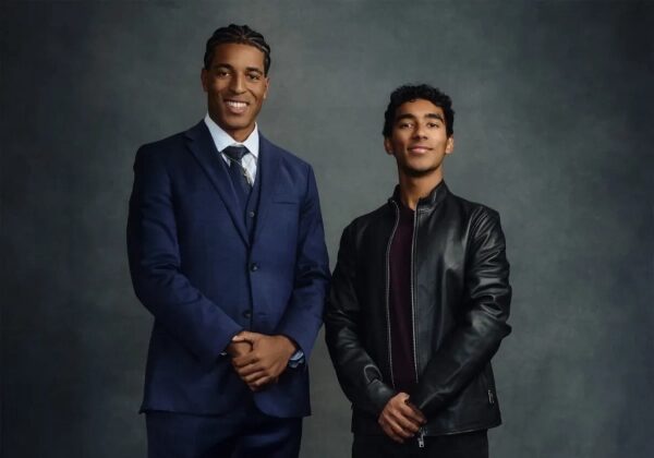 Два человека в костюме и куртке на сером фоне, формальная и повседневная одежда.