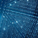 Абстрактная композиция из множества синих стеклянных бусин на фоне монохромного синего цвета.