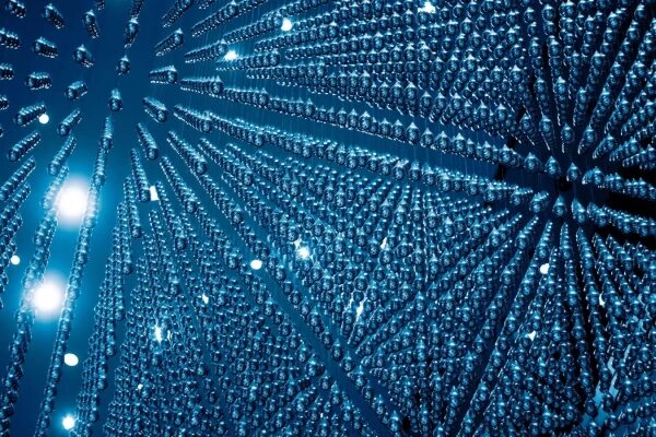 Абстрактная композиция из множества синих стеклянных бусин на фоне монохромного синего цвета.