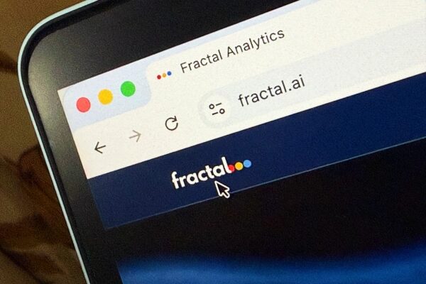 Вкладка браузера с сайтом Fractal Analytics, логотип fractal в фокусе.