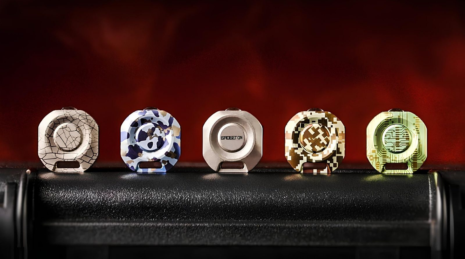 EDC-фонарь NanoB10 нового формата 1 Пять уникальных спиннеров на красном фоне.