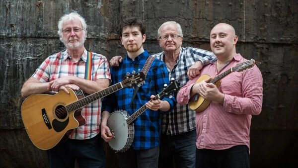 Боковой амиотрофический склероз лишил этого музыканта голоса. Искусственный интеллект позволил ему снова петь. 2 Четверо участников группы позируют со своими инструментами.