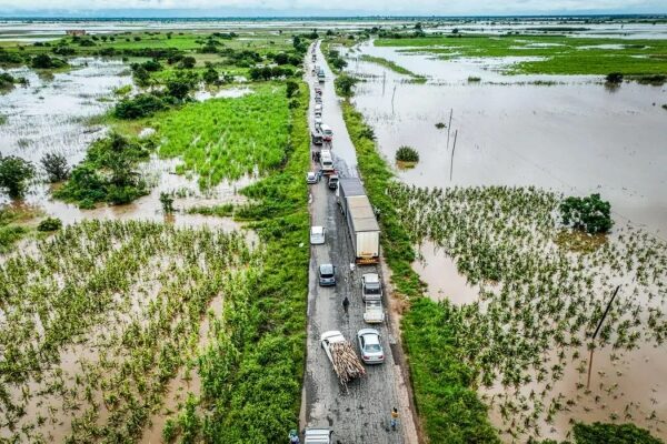 Шоссе среди затопленных полей, машины в пробке из-за наводнения.