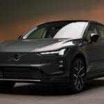 Серый электромобиль Volvo в современном дизайне на фоне минималистичного интерьера.