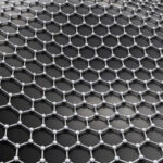 Графеновая решетка в виде шестиугольников на черном фоне, нано-технологии.