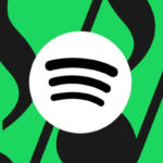 Логотип Spotify на зеленом фоне с нотами, музыкальный сервис потокового воспроизведения.