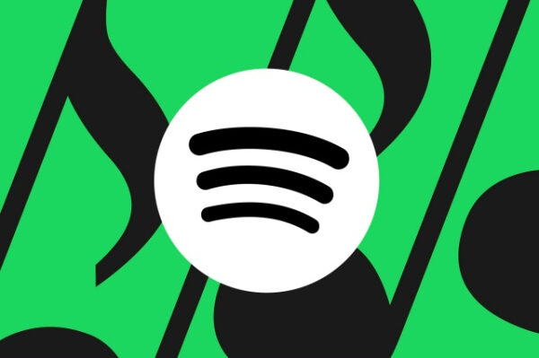 Логотип Spotify на зеленом фоне с нотами, музыкальный сервис потокового воспроизведения.