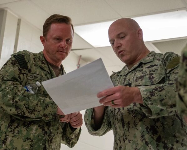 Сотрудники здравоохранения увольняются из-за командировок в Гуантанамо. 4 Двое военнослужащих обсуждают