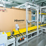 Упаковочная линия на заводе Hisense: коробки на конвейере.