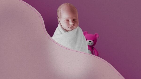 Младенец в белом одеяле, фиолетовый фон с розовым плюшевым медведем.