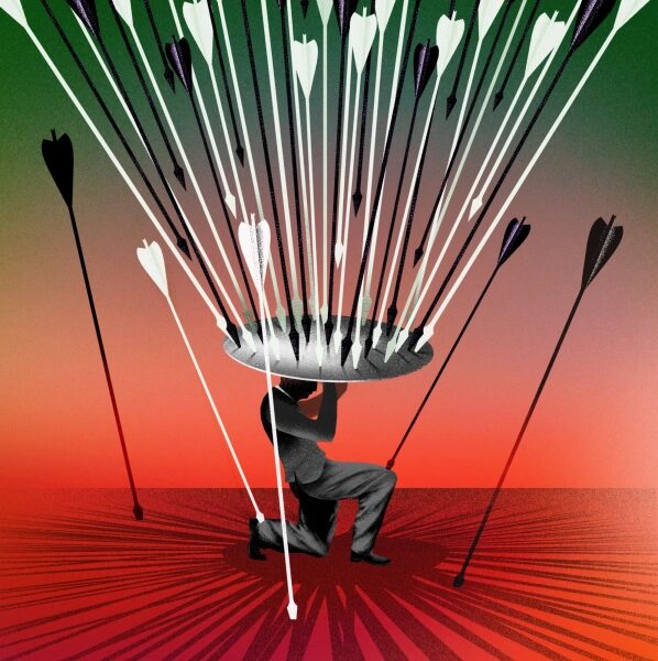 Человек, стоящий на коленях и отражающий стрелы под щитом.