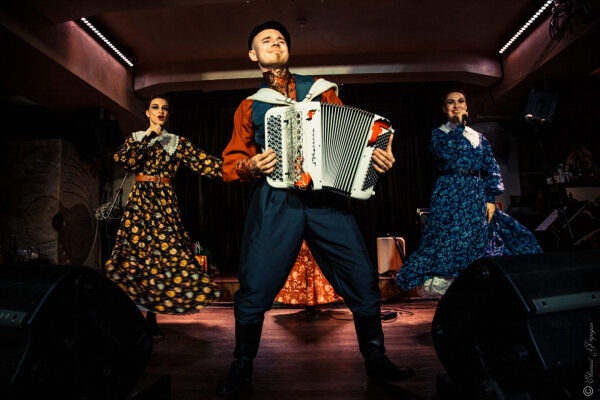 Всю жизнь мечтал с баяном и тремя бабами плясать на сцене, а не вот это все. Честно.